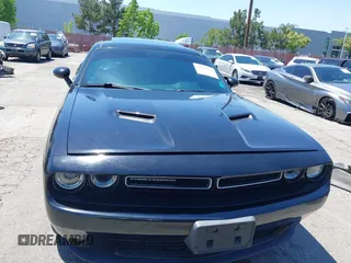 2018 Dodge Challenger SXT z VIN 2C3CDZAG3JH258838, wystawiony jako IAAI lot #42223754 z przebiegiem 102 827 mil mil oraz . Historia ofert i sprzedaży dostępna na DreamBid. Obrazek 13.