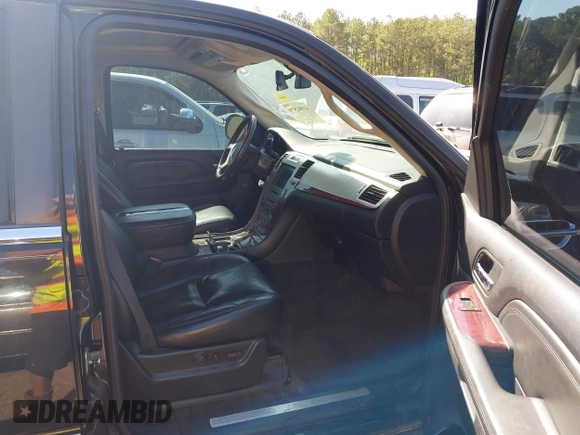 2008 Cadillac Escalade with VIN 1GYEC63878R153767, listed as a IAAI auction lot 41982579 with 1 mi miles. Bid and sale history available at carsss.com. Image 5.