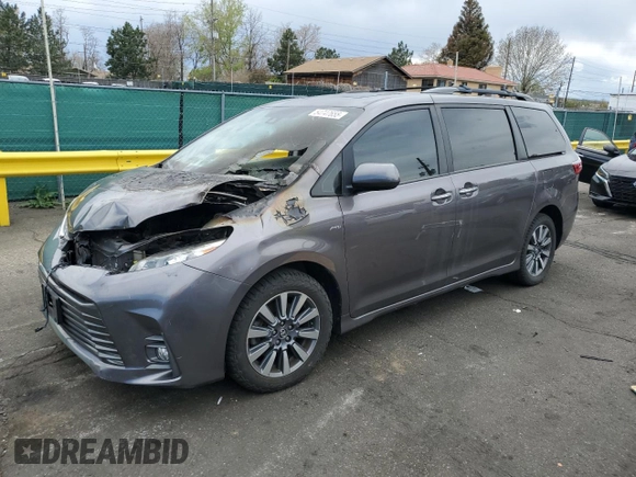 2020 Toyota Sienna XLE z VIN 5TDDZ3DC0LS242575, wystawiony jako Copart lot #54747655 z przebiegiem Nie podano mil oraz Szkoda całkowita • Salvage title. Historia ofert i sprzedaży dostępna na DreamBid. Obrazek 1.