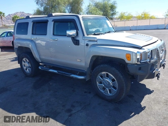 2007 Hummer H3 SUV with VIN 5GTDN13E178197698, listed as a IAAI auction lot 42153746 with 215,605 mi miles. Bid and sale history available at carsss.com. Image 1.
