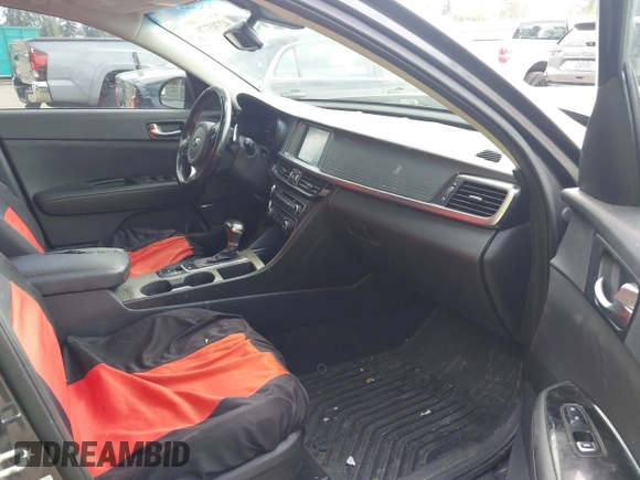 2016 Kia Optima SX Turbo z VIN 5XXGW4L28GG010897, wystawiony jako IAAI lot #42703779 z przebiegiem 121 918 mil mil oraz . Historia ofert i sprzedaży dostępna na DreamBid. Obrazek 5.