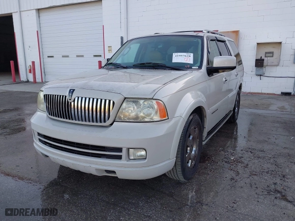 2006 Lincoln Navigator Luxury with VIN 5LMFU27506LJ27861, listed as a IAAI auction lot 41957628 with 197,718 mi miles. Bid and sale history available at carsss.com. Image 2.