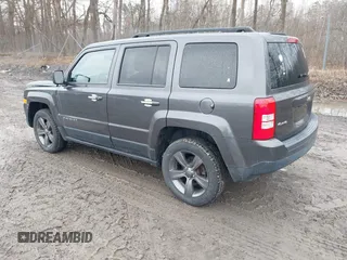 2015 Jeep Patriot High Altitude z VIN 1C4NJRFB8FD177204, wystawiony jako IAAI lot #41972407 z przebiegiem 94 339 mil mil oraz . Historia ofert i sprzedaży dostępna na DreamBid. Obrazek 3.