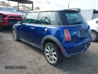 2003 MINI Hardtop S z VIN WMWRE33433TD72153, wystawiony jako IAAI lot #41601153 z przebiegiem 185 286 mil mil oraz . Historia ofert i sprzedaży dostępna na DreamBid. Obrazek 3.