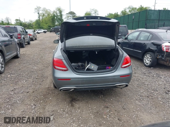 2019 Mercedes-Benz E 300 z VIN WDDZF4KB9KA575468, wystawiony jako IAAI lot #42366391 z przebiegiem Nie podano mil oraz . Historia ofert i sprzedaży dostępna na DreamBid. Obrazek 16.