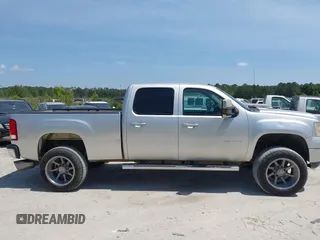 2013 GMC Sierra 2500HD SLT z VIN 1GT121E86DF195303, wystawiony jako IAAI lot #42181435 z przebiegiem 229 818 mil mil oraz . Historia ofert i sprzedaży dostępna na DreamBid. Obrazek 13.