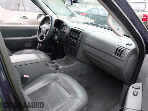 2002 Ford Explorer XLT z VIN 1FMZU73E42ZB66396, wystawiony jako IAAI lot #41919878 z przebiegiem 169 742 mil mil oraz . Historia ofert i sprzedaży dostępna na DreamBid. Obrazek 5.