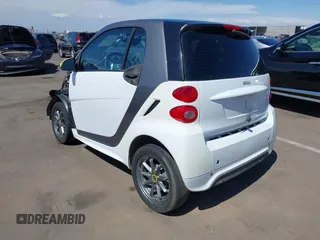 2014 Smart fortwo Pure z VIN WMEEJ3BA3EK741265, wystawiony jako IAAI lot #42185357 z przebiegiem 56 753 mil mil oraz . Historia ofert i sprzedaży dostępna na DreamBid. Obrazek 3.