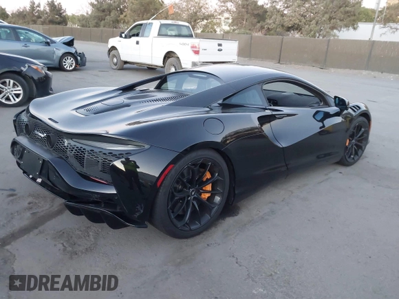 2023 McLaren Artura z VIN SBM16AEA4PW001449, wystawiony jako IAAI lot #41347791 z przebiegiem 4703 mil mil oraz . Historia ofert i sprzedaży dostępna na DreamBid. Obrazek 4.