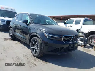 2025 Volvo XC40 Core Bright Theme z VIN YV4L12UJ1S2557593, wystawiony jako IAAI lot #42013569 z przebiegiem 1779 mil mil oraz . Historia ofert i sprzedaży dostępna na DreamBid. Obrazek 1.