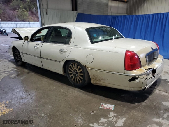 2003 Lincoln Town Car Signature with VIN 1LNHM82W73Y684635, listed as a Copart auction lot 42151495 with 0 mi miles and Salvage Title. Bid and sale history available at carsss.com. Image 2.