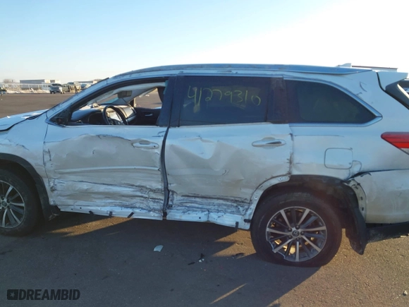 2019 Toyota Highlander SE with VIN 5TDJZRFH2KS566656, listed as a IAAI auction lot 41279310 with 103,172 mi miles. Bid and sale history available at carsss.com. Image 14.