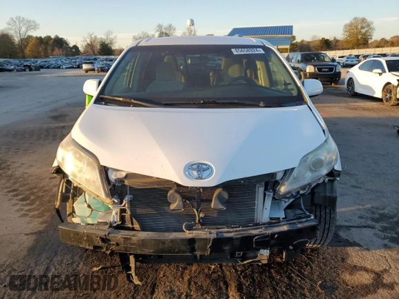 2015 Toyota Sienna LE AAS z VIN 5TDKK3DC4FS542670, wystawiony jako Copart lot #85658924 z przebiegiem 89 845 mil mil oraz Szkoda całkowita • Salvage title. Historia ofert i sprzedaży dostępna na DreamBid. Obrazek 5.