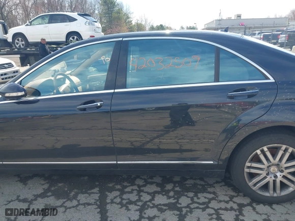 2009 Mercedes-Benz S-Class 5.5L V8 with VIN WDDNG86X39A281373, listed as a IAAI auction lot 42032509 with 197,221 mi miles. Bid and sale history available at carsss.com. Image 14.