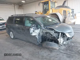 2011 Toyota Sienna XLE with VIN 5TDDK3DC6BS025101, listed as a IAAI auction lot 41473796 with 211,467 mi miles. Bid and sale history available at carsss.com. Image 1.