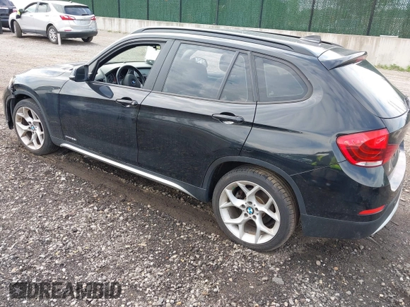 2013 BMW X1 xDrive28i z VIN WBAVL1C56DVR88949, wystawiony jako IAAI lot #42152710 z przebiegiem 93 136 mil mil oraz . Historia ofert i sprzedaży dostępna na DreamBid. Obrazek 3.