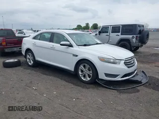 2013 Ford Taurus SEL z VIN 1FAHP2E85DG151816, wystawiony jako IAAI lot #42100261 z przebiegiem 106 364 mil mil oraz . Historia ofert i sprzedaży dostępna na DreamBid. Obrazek 1.