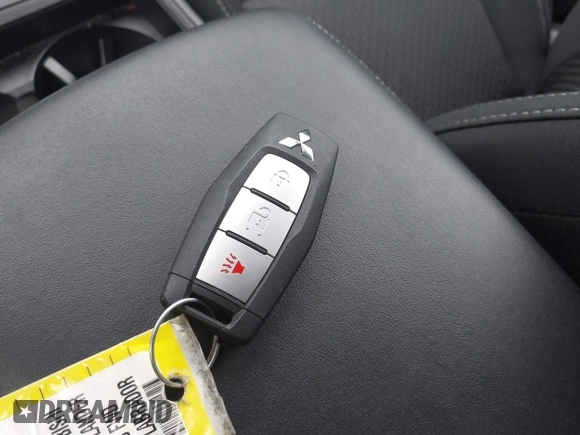2024 Mitsubishi Outlander ES z VIN JA4J3UA89RZ031760, wystawiony jako IAAI lot #41140604 z przebiegiem 54 640 mil mil oraz . Historia ofert i sprzedaży dostępna na DreamBid. Obrazek 11.