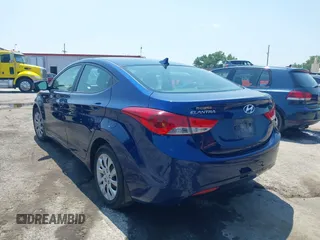 2013 Hyundai Elantra GLS z VIN KMHDH4AE0DU564978, wystawiony jako IAAI lot #39801664 z przebiegiem 40 046 mil mil oraz . Historia ofert i sprzedaży dostępna na DreamBid. Obrazek 3.