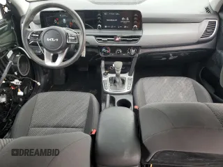 2024 Kia Seltos LX z VIN KNDEPCAA7R7620505, wystawiony jako Copart lot #46940735 z przebiegiem 8717 mil mil oraz Szkody całkowita. Historia ofert i sprzedaży dostępna na DreamBid. Obrazek 8.