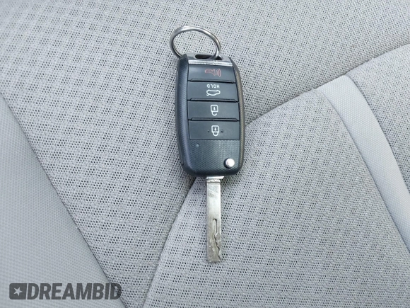 2016 Kia Optima LX z VIN 5XXGT4L30GG039814, wystawiony jako IAAI lot #41982126 z przebiegiem 70 854 mil mil oraz . Historia ofert i sprzedaży dostępna na DreamBid. Obrazek 11.