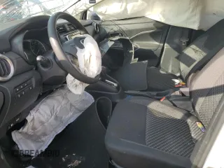 2020 Nissan Versa S z VIN 3N1CN8DV4LL862019, wystawiony jako Copart lot #51388275 z przebiegiem Nie podano mil oraz Nie do naprawy • Non repairable. Historia ofert i sprzedaży dostępna na DreamBid. Obrazek 7.