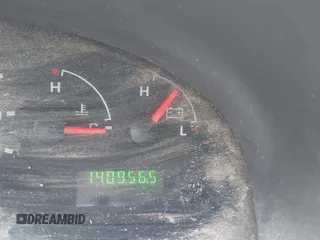 2008 Ford Econoline Cargo Commercial z VIN 1FTNE24W08DB01917, wystawiony jako IAAI lot #42326330 z przebiegiem 140 956 mil mil oraz . Historia ofert i sprzedaży dostępna na DreamBid. Obrazek 7.
