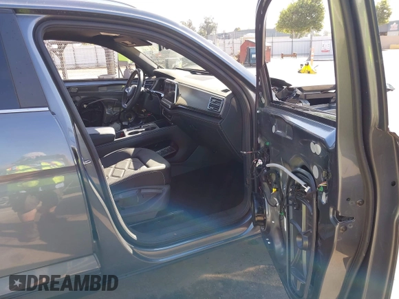 2024 Volkswagen Atlas SE z VIN 1V2LE2CA5RC225216, wystawiony jako IAAI lot #42156315 z przebiegiem 29 742 mil mil oraz . Historia ofert i sprzedaży dostępna na DreamBid. Obrazek 5.