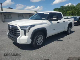 2022 Toyota Tundra SR5 z VIN 5TFLA5DA6NX005115, wystawiony jako Copart lot #61839565 z przebiegiem 60 433 mil mil oraz Szkoda całkowita • Salvage title. Historia ofert i sprzedaży dostępna na DreamBid. Obrazek 1.