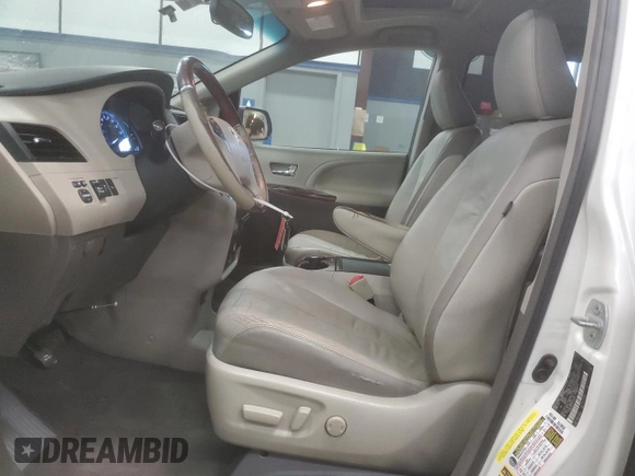 2012 Toyota Sienna XLE z VIN 5TDDK3DC0CS039531, wystawiony jako Copart lot #55458635 z przebiegiem 211 851 mil mil oraz Czysty tytuł • Clean title. Historia ofert i sprzedaży dostępna na DreamBid. Obrazek 7.