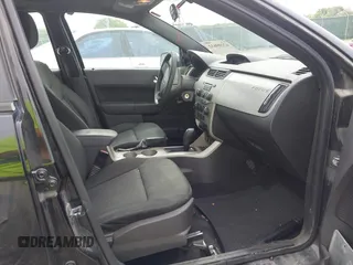 2008 Ford Focus SE z VIN 1FAHP35N88W201941, wystawiony jako IAAI lot #42209632 z przebiegiem 115 901 mil mil oraz . Historia ofert i sprzedaży dostępna na DreamBid. Obrazek 5.
