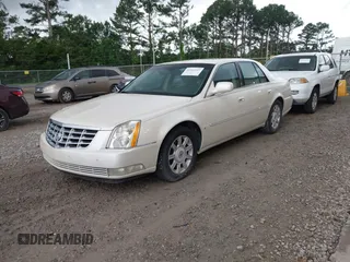 2008 Cadillac DTS 1SC z VIN 1G6KD57Y98U202980, wystawiony jako IAAI lot #42364107 z przebiegiem 281 489 mil mil oraz . Historia ofert i sprzedaży dostępna na DreamBid. Obrazek 2.