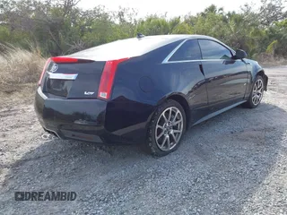 2013 Cadillac CTS-V z VIN 1G6DV1EP2D0167743, wystawiony jako IAAI lot #41450088 z przebiegiem 131 184 mil mil oraz . Historia ofert i sprzedaży dostępna na DreamBid. Obrazek 4.