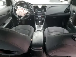 2013 Chrysler 200 Touring z VIN 1C3CCBBB2DN584591, wystawiony jako Copart lot #41503815 z przebiegiem Nie podano mil oraz Szkoda całkowita • Salvage title. Historia ofert i sprzedaży dostępna na DreamBid. Obrazek 8.
