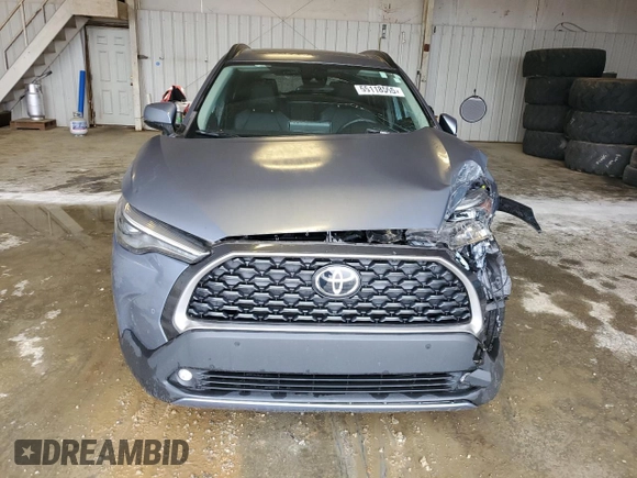 2022 Toyota Corolla Cross XLE z VIN 7MUDAABG3NV013642, wystawiony jako Copart lot #55118555 z przebiegiem 22 575 mil mil oraz Szkoda całkowita • Salvage title. Historia ofert i sprzedaży dostępna na DreamBid. Obrazek 5.