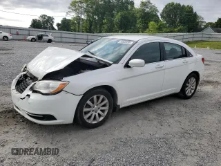 2013 Chrysler 200 Touring z VIN 1C3CCBBG4DN573247, wystawiony jako Copart lot #53508895 z przebiegiem 113 814 mil mil oraz Szkoda całkowita • Salvage title. Historia ofert i sprzedaży dostępna na DreamBid. Obrazek 1.
