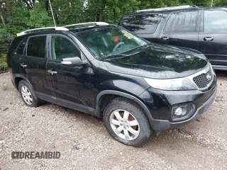 2012 Kia Sorento LX z VIN 5XYKT4A60CG243221, wystawiony jako IAAI lot #42434698 z przebiegiem 143 653 mil mil oraz . Historia ofert i sprzedaży dostępna na DreamBid. Obrazek 1.