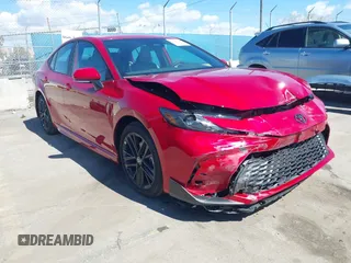 2025 Toyota Camry LE z VIN 4T1DAACK2SU093659, wystawiony jako IAAI lot #41711792 z przebiegiem 1 545 mil mil oraz . Historia ofert i sprzedaży dostępna na DreamBid. Obrazek 1.