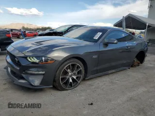 2020 Ford Mustang EcoBoost z VIN 1FA6P8TD9L5161852, wystawiony jako Copart lot #83945504 z przebiegiem 25 962 mil mil oraz Szkoda całkowita • Salvage title. Historia ofert i sprzedaży dostępna na DreamBid. Obrazek 1.