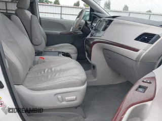 2012 Toyota Sienna XLE AAS z VIN 5TDYK3DC3CS215411, wystawiony jako IAAI lot #42333328 z przebiegiem 123 677 mil mil oraz . Historia ofert i sprzedaży dostępna na DreamBid. Obrazek 5.