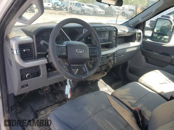 2024 Ford F-250 XL z VIN 1FTBF2BA3RED41577, wystawiony jako Copart lot #52189095 z przebiegiem Nie podano mil oraz Szkody całkowita. Historia ofert i sprzedaży dostępna na DreamBid. Obrazek 8.