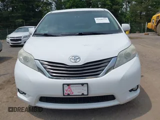 2011 Toyota Sienna XLE AAS z VIN 5TDYK3DC9BS039639, wystawiony jako IAAI lot #42440354 z przebiegiem 291 565 mil mil oraz . Historia ofert i sprzedaży dostępna na DreamBid. Obrazek 13.