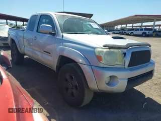 2005 Toyota Tacoma z VIN 5TEUU42N75Z052366, wystawiony jako IAAI lot #42349352 z przebiegiem 181 402 mil mil oraz . Historia ofert i sprzedaży dostępna na DreamBid. Obrazek 1.