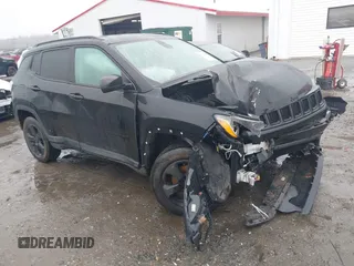 2018 Jeep Compass Latitude with VIN 3C4NJDBB0JT298644, listed as a IAAI auction lot 41581635 with 101,077 mi miles. Bid and sale history available at carsss.com. Image 1.