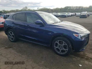 2018 Alfa Romeo Stelvio Sport z VIN ZASFAKPN8J7B69591, wystawiony jako Copart lot #54693475 z przebiegiem 98 148 mil mil oraz Szkody całkowita. Historia ofert i sprzedaży dostępna na DreamBid. Obrazek 4.