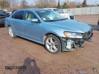 2013 Volkswagen Passat SE z VIN 1VWBN7A36DC045523, wystawiony jako IAAI lot #41902137 z przebiegiem 134 824 mil mil oraz . Historia ofert i sprzedaży dostępna na DreamBid. Obrazek 1.
