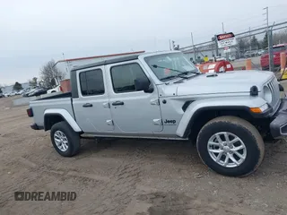 2023 Jeep Gladiator Sport S с VIN 1C6HJTAG4PL528816, выставлен на аукционе IAAI как лот 41512720 с пробегом 49 873 миль миль и . История ставок и продаж доступна на DreamBid. Изображение 13.