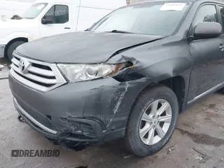 2011 Toyota Highlander z VIN 5TDBK3EHXBS080409, wystawiony jako IAAI lot #41509905 z przebiegiem 201 620 mil mil oraz . Historia ofert i sprzedaży dostępna na DreamBid. Obrazek 6.