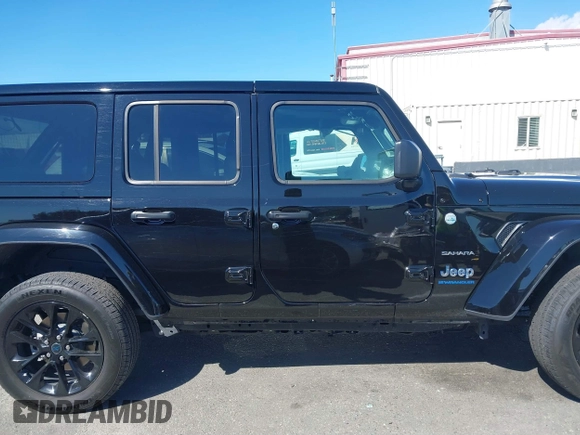 2024 Jeep Wrangler Sahara с VIN 1C4RJXP63RW192404, выставлен на аукционе IAAI как лот 41720108 с пробегом 11 880 миль миль и . История ставок и продаж доступна на DreamBid. Изображение 13.