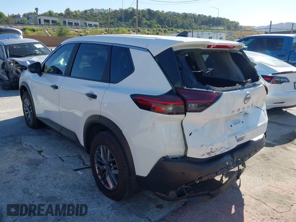 2023 Nissan Rogue S z VIN 5N1BT3AA8PC930807, wystawiony jako IAAI lot #42380612 z przebiegiem 5 050 mil mil oraz . Historia ofert i sprzedaży dostępna na DreamBid. Obrazek 3.